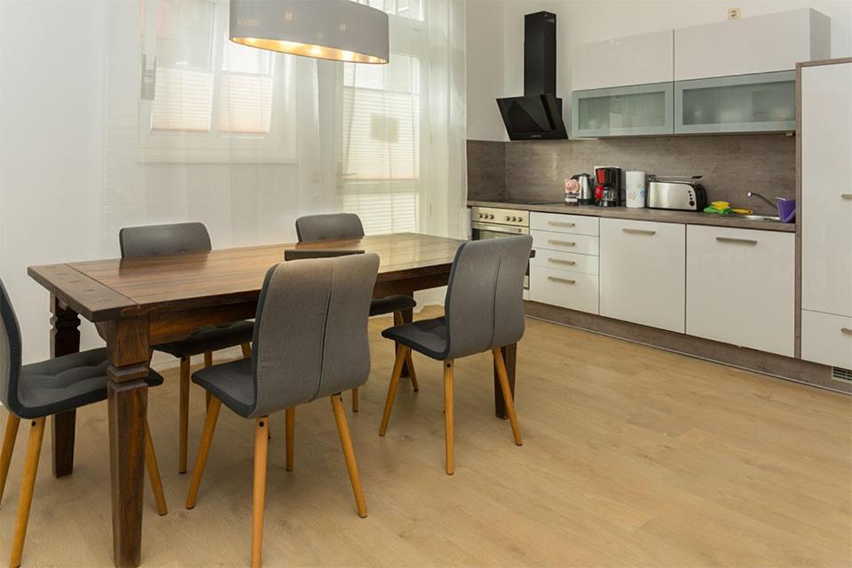 H&H Apartments Im Herzen Der Stadt In Der Lange Strasse Geraeumig Ruhig Mit Kueche Und Esstisch ไกรฟ์สวัลด์ ภายนอก รูปภาพ